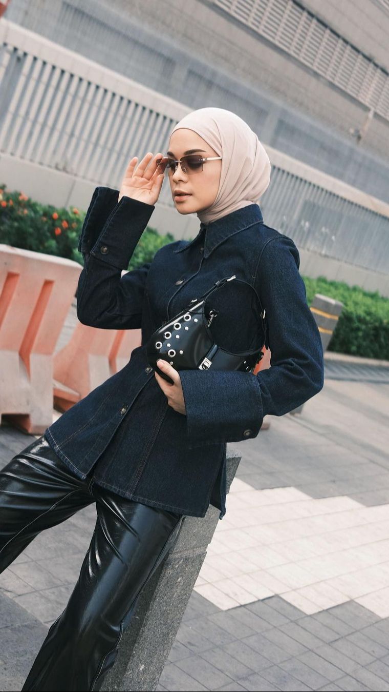 Tampil Seru dengan Outfit Touch of Black ala Tantri Namirah