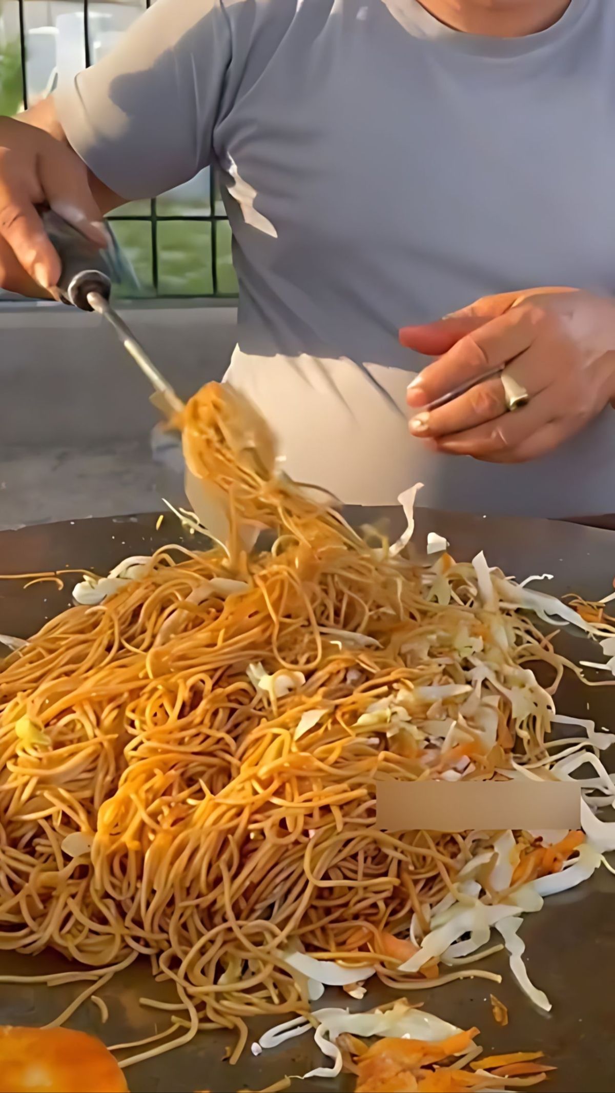 Mi Goreng Pedas Tak Pernah Gagal Menggugah Selera, Tapi Lihat Cara Buatnya Selera Langsung Hilang