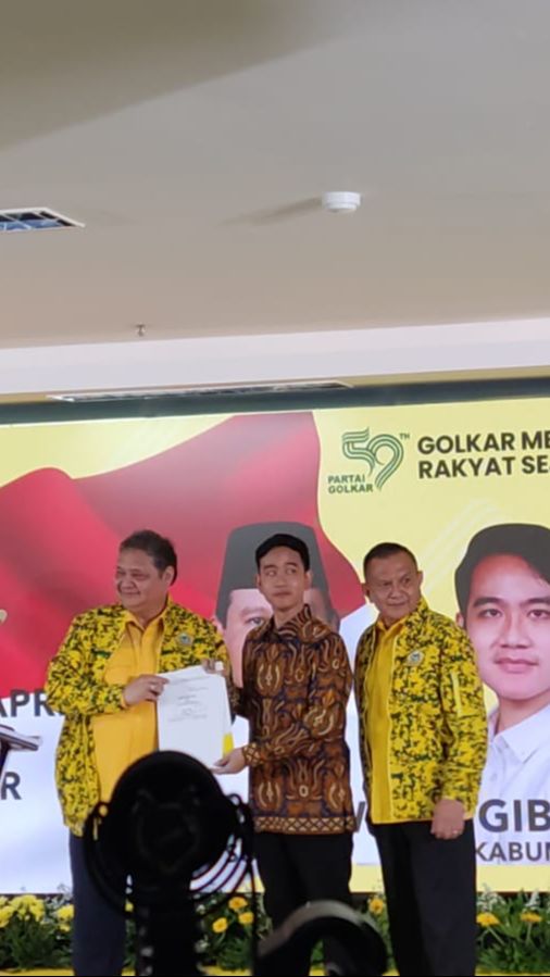 Wajah Tegang Gibran Terima Dokumen Keputusan Rapimnas Golkar Diusung ...