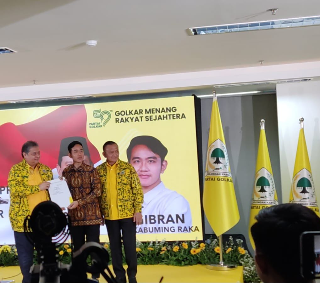 Wajah Tegang Gibran Terima Dokumen Keputusan Rapimnas Golkar Diusung ...