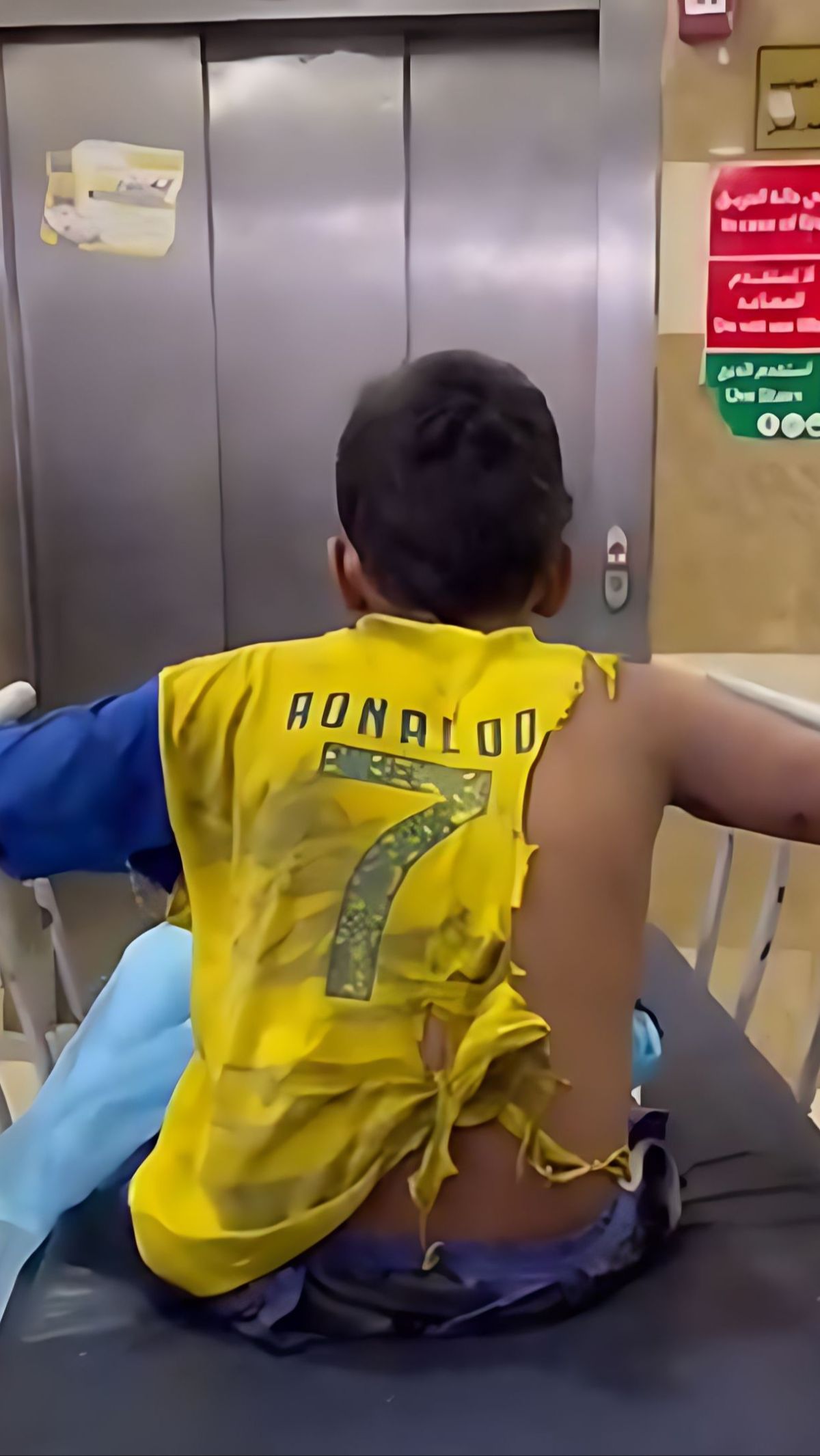 Bocah Palestina Pakai Jersey Robek-robek Cristiano Ronaldo, Jadi Korban Rudal Israel