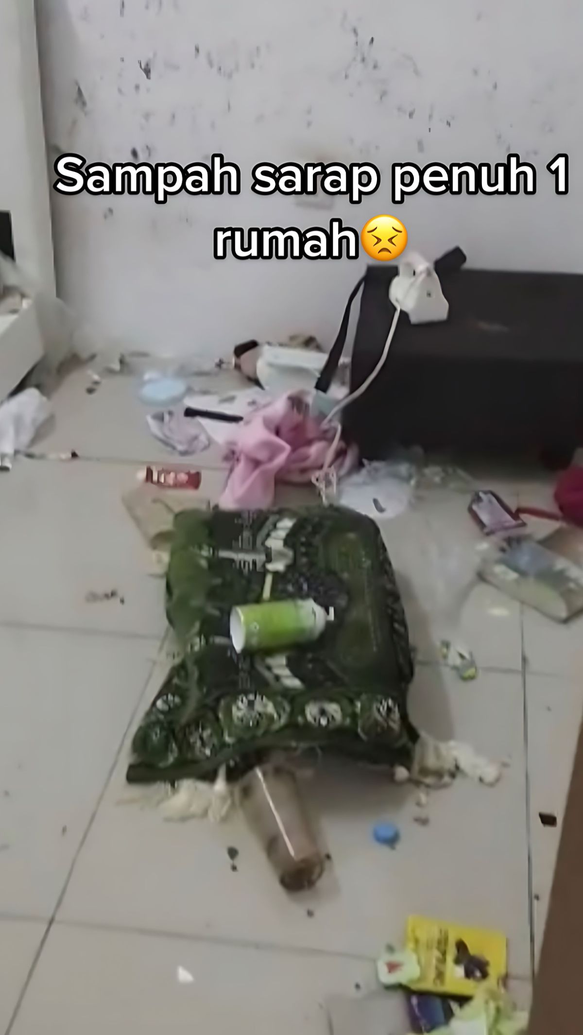 Di dalam kamar tidur juga banyak sampah dibiarkan berserakan di lantai.