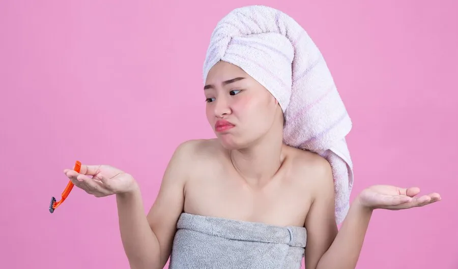 4. Kulit Kering<br>Mencukur bisa menghilangkan minyak alami kulit, menyebabkan kulit menjadi kering dan rentan terhadap iritasi.<br>