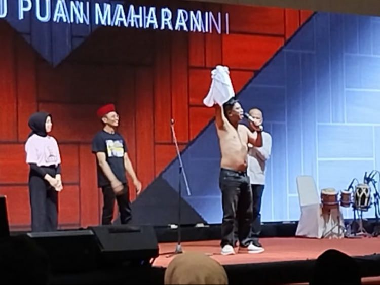 Kecewa Dengan Gibran Relawan Ganjar Mahfud Copot Baju Jokowi