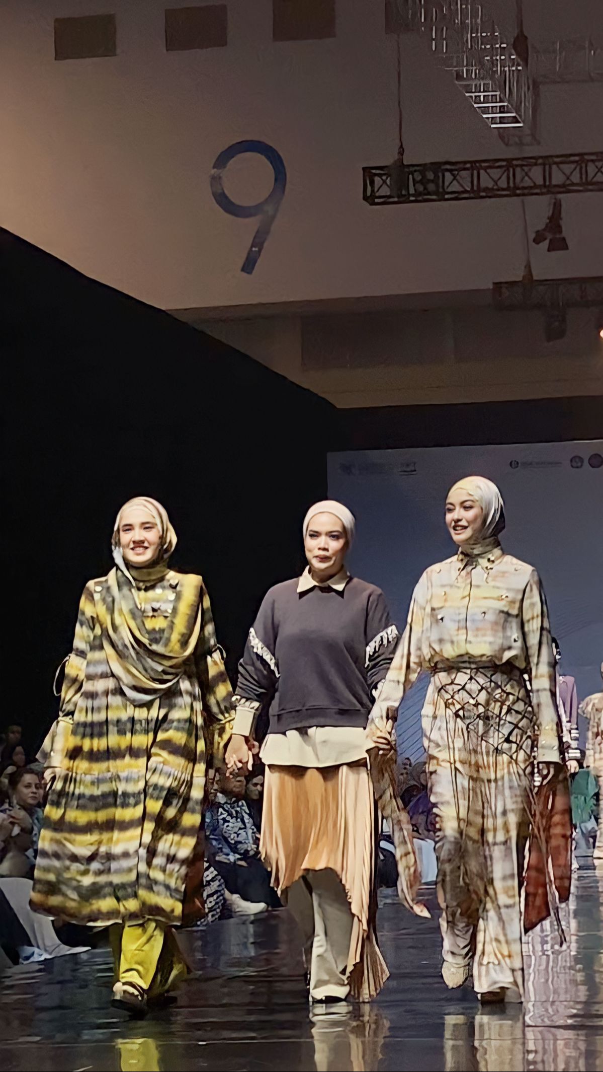 Potret Anggunnya Para Artis Jadi Model Catwalk di JMFW 2024