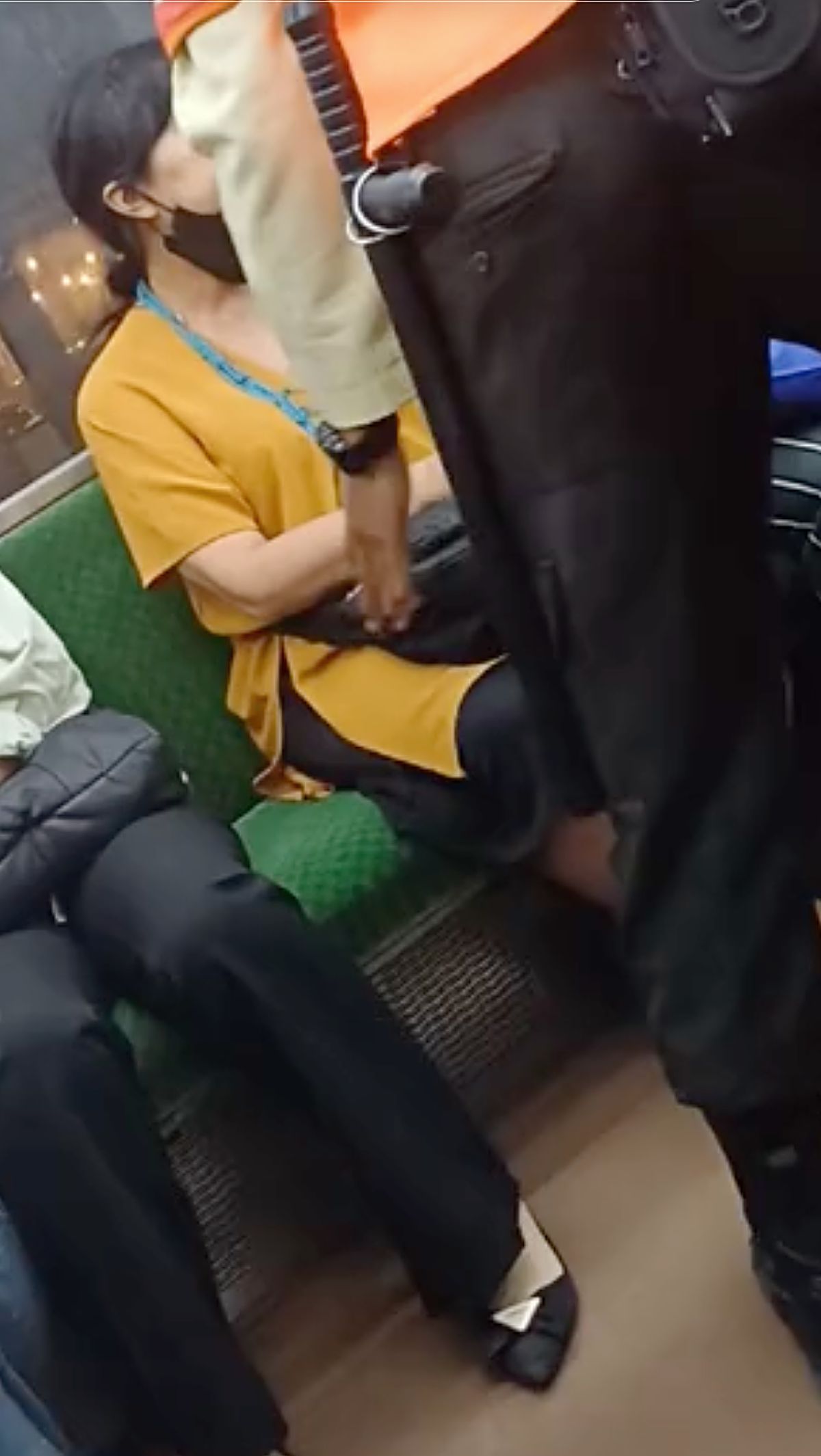 Ibu-ibu Larang Penumpang Lain Berdiri Dekatnya di KRL, Warganet: Fix OCD