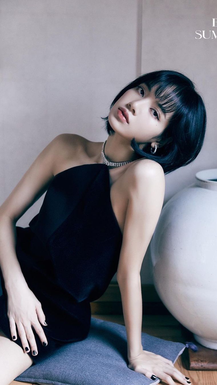 When releasing 'How You Like That,' Lisa appeared with short black hair.