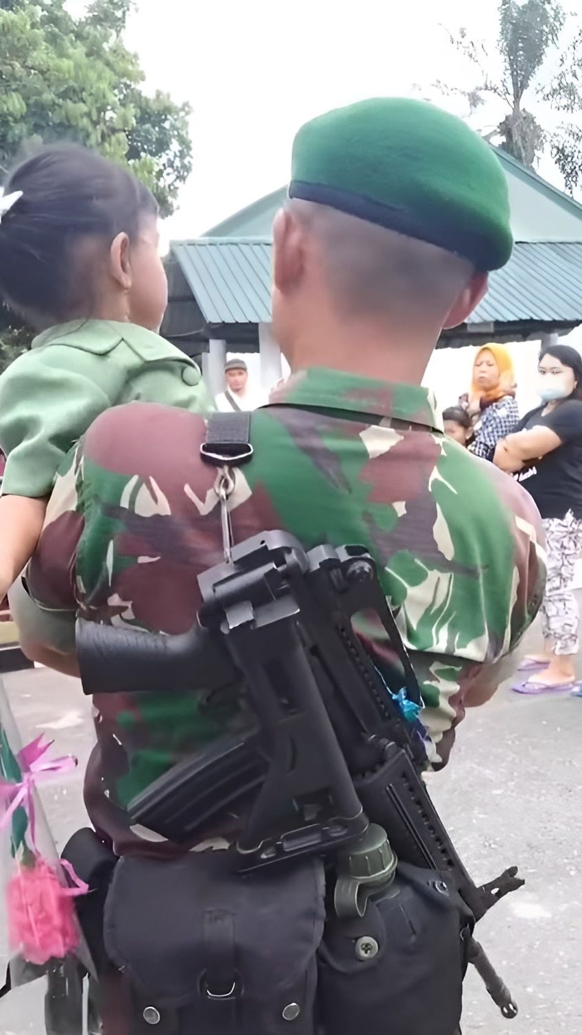 Lama Tak Bertemu, TNI dengan Sabar Dekati Putri Kecilnya yang Tak Mengenali