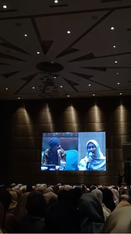 Curhat Pilu Wanita Bercerai Demi Mertua, Momen Bertanya dengan Ustaz Hanan Attaki Bikin Jemaah Terharu