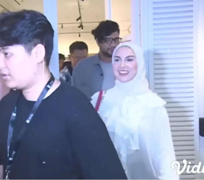 Tepis Kabar Cerai, Intip Potret Kemesraan Ammar Zoni Ditemani Irish Bella Saat Kerja
