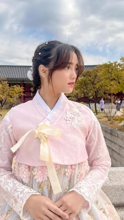 Potret Cantik Fuji Pakai Hanbok di Korea Selatan, Vibes ala Drakor Kerajaan - Disebut Putri Mahkota