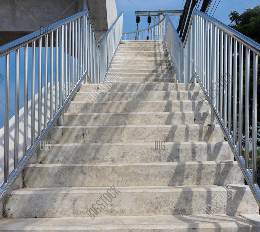 Recently, a 63-year-old cleaner in Singapore was in the spotlight. This man has to climb the high bridge on Bedok Reservoir Road for about 20 minutes every time he works. He works six days a week.