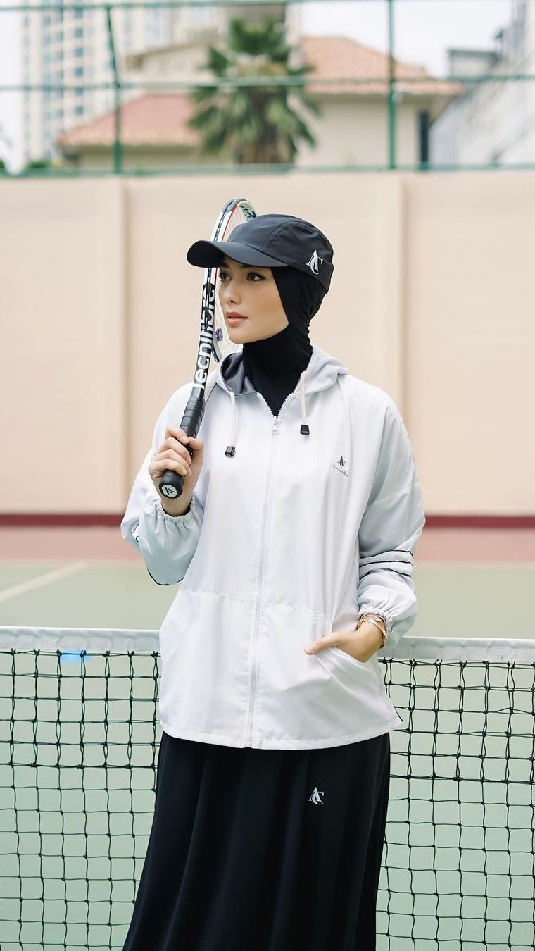 Ciki tampil dengan padu padan outfit yang sporty tapi tetap tertutup.
