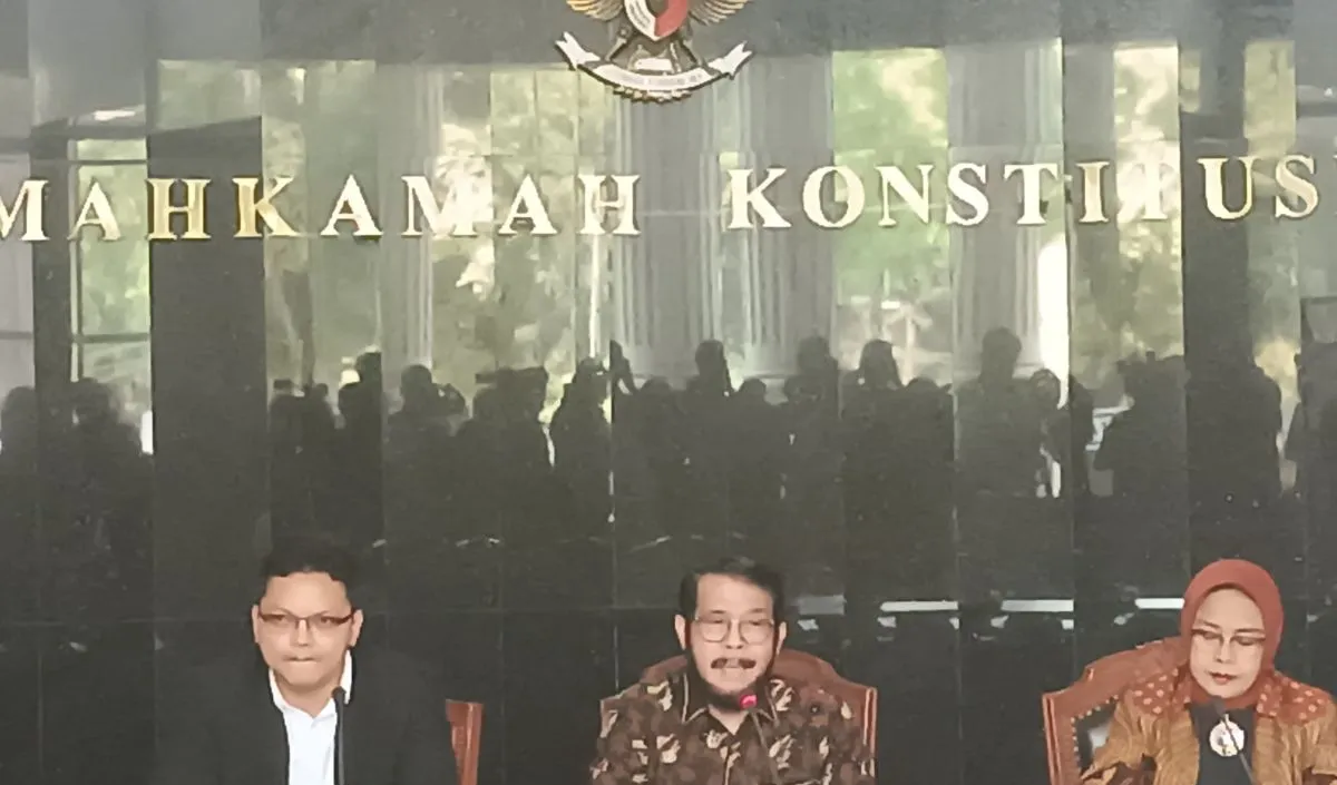 Ketua MK Anwar Usman mengatakan, tiga hakim konstitusi itu absen karena sedang menggelar sidang. Meski demikian, Anwar memastikan bahwa seluruh hakim konstitusi diundang dalam pelantikkan anggota MKMK ini.<br>