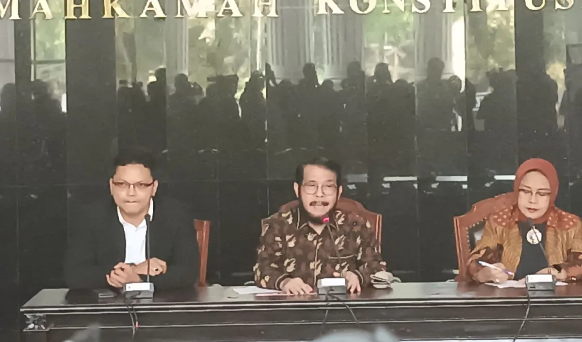 Saya memegang teguh sumpah saya selaku hakim, memegang teguh amanah dalam konstitusi UUD, amanah dalam agama saya yang ada dalam Alquran,