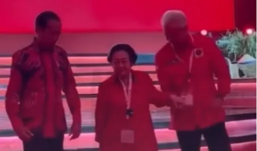 Megawati Melepas Tangan Jokowi Lebih Dulu