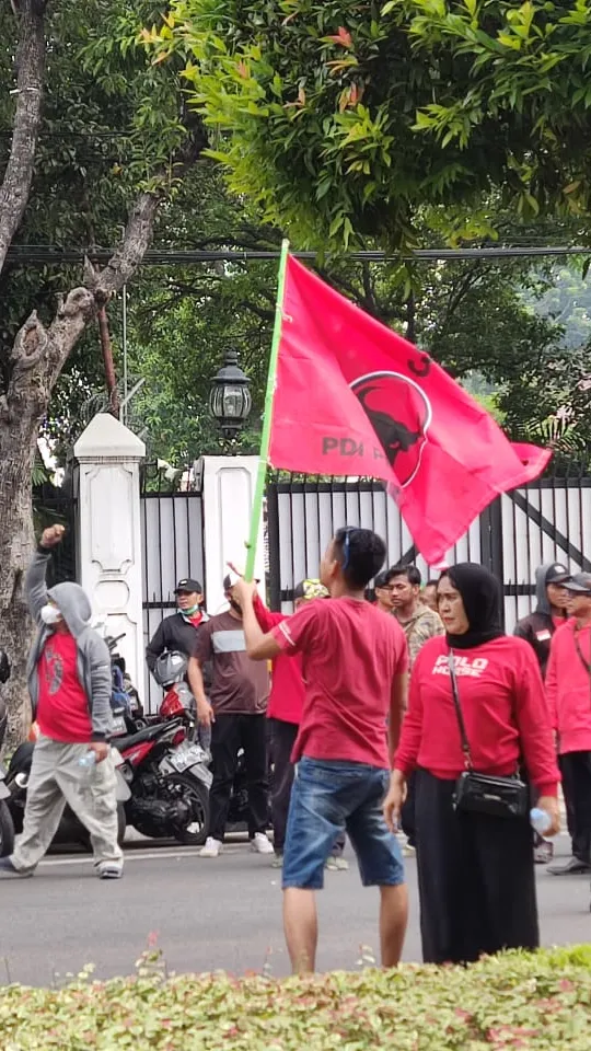 Bendera PDIP Berkibar di Tengah Massa Pendukung Prabowo-Gibran