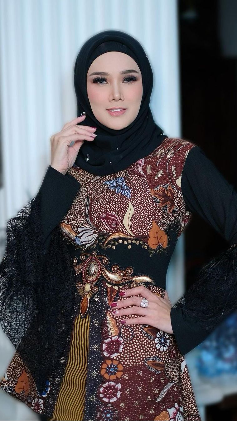 Mulan Jameela Makan di Warung Sunda Pakai Sarung Tangan, Panen Kritikan