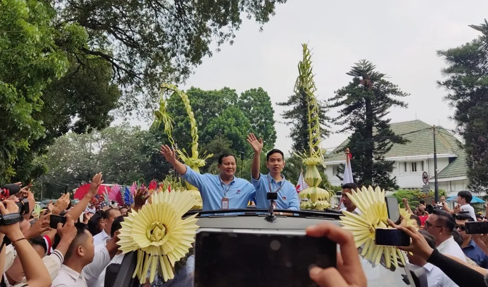 Massa pendukungnya yang telah menunggu sejak pagi berebut bersalaman dengan Prabowo maupun Gibran.<br>