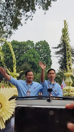 Prabowo Naik Maung Daftar Capres ke KPU: Kami Bangga Diantar Mobil Pertama Buatan Anak Indonesia<br>
