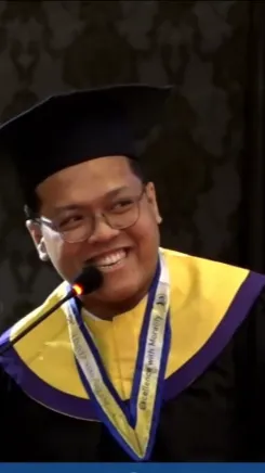 Wisudawan bernama Rafi berhasil mencuri perhatian para hadirin yang datang pada Wisuda 234 di Universitas Airlangga. <br>