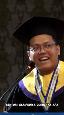 Sang Rektor juga menanyakan judul skripsi wisudawan tersebut. 