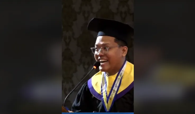 Wisudawan ini langsung memberikan rencana tesis yang akan diambil. <br>