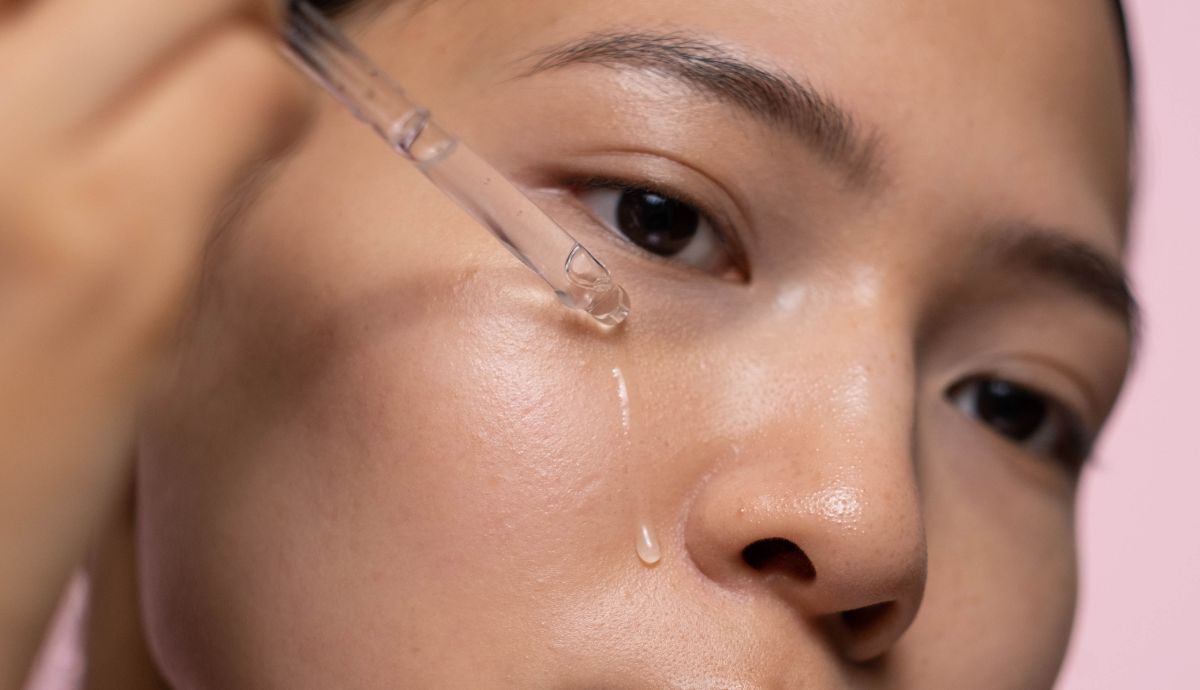 Memakai Skincare yang Melembapkan