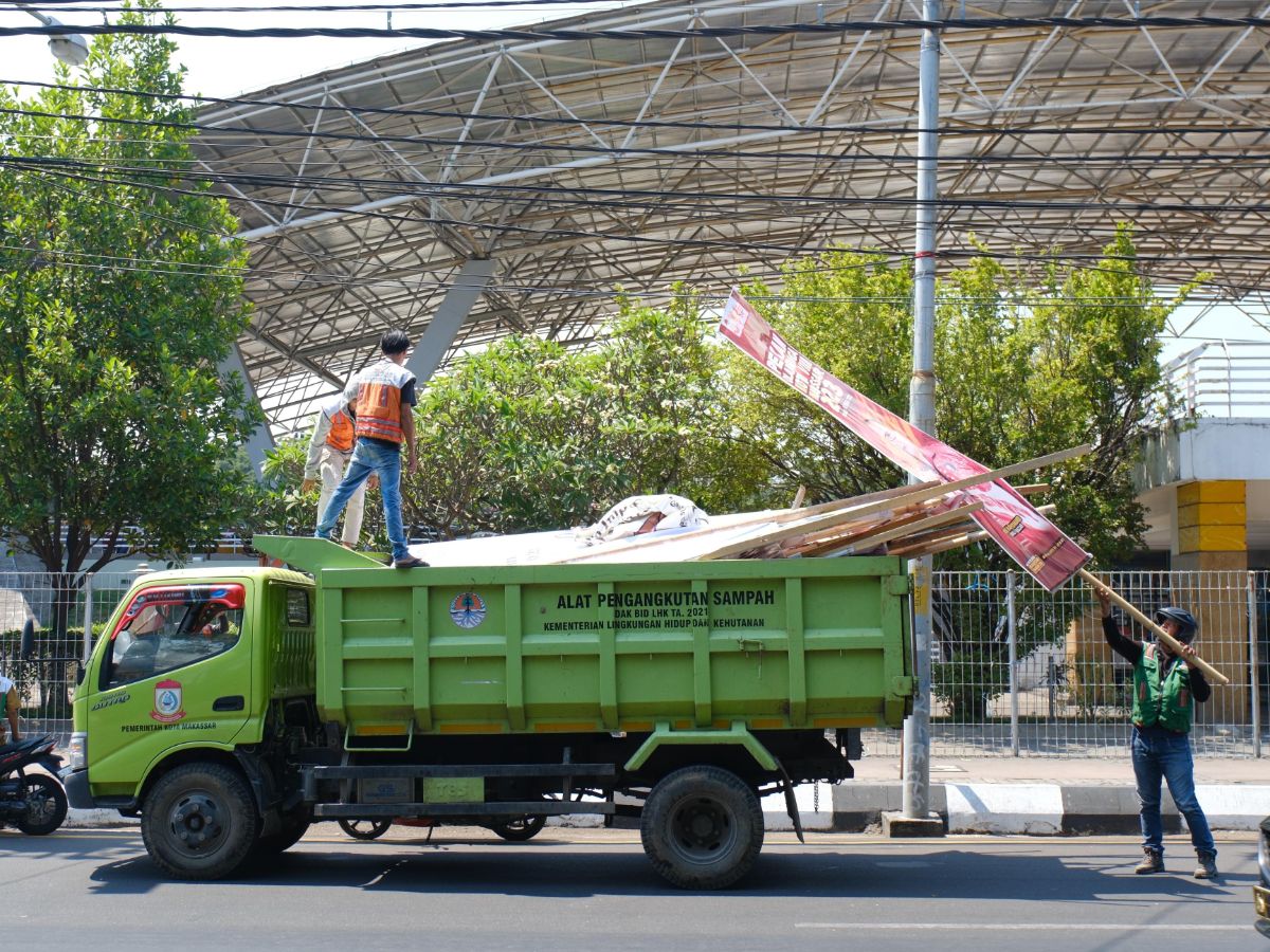 Bapenda Makassar Tertibkan Reklame Tak Berizin Di 500 Titik Lokasi