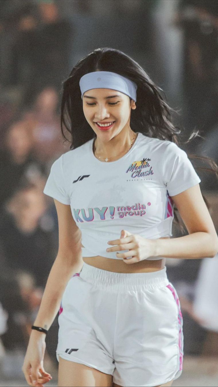 Anya Geraldine tampil menawan saat sedang bermain voli.
