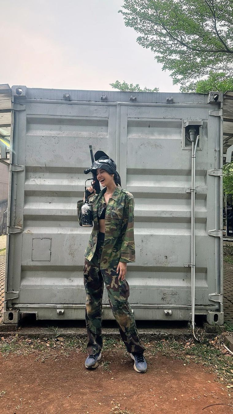 Anya Geraldine tampil natural dengan busana loreng.