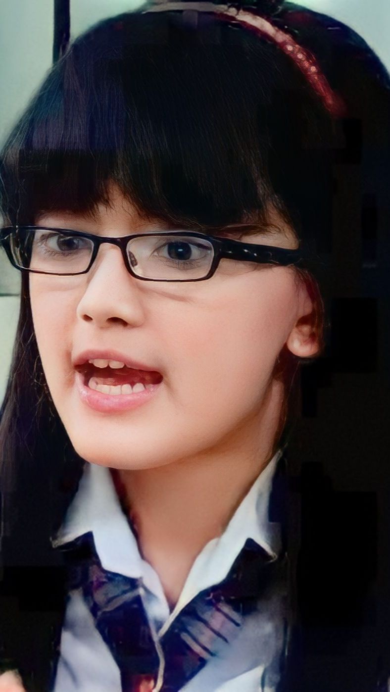 7 Potret Penampilan Terbaru Helen 'Kepompong' Bikin Pangling, Dulu Culun Kini Bak Sosialita