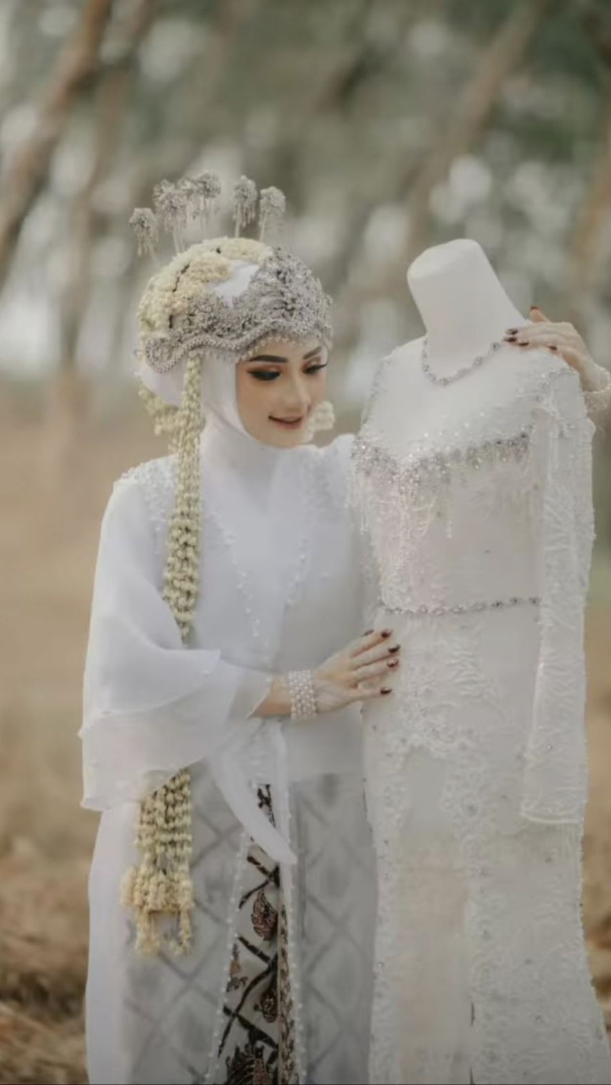 Yosi mengenakan bridal robe berbahan tile bermodel kimono.