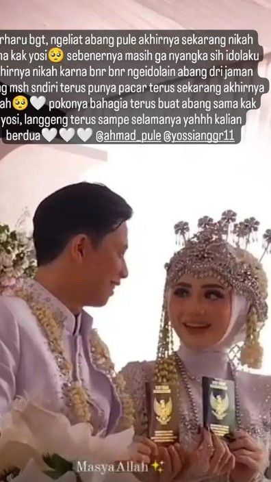 Mereka lantas menunjukkan buku nikah dan cincin kawin.