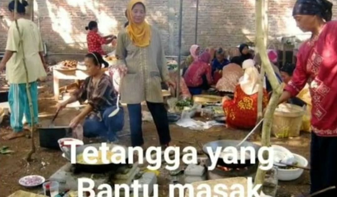 Tetangga Membantu Memasak