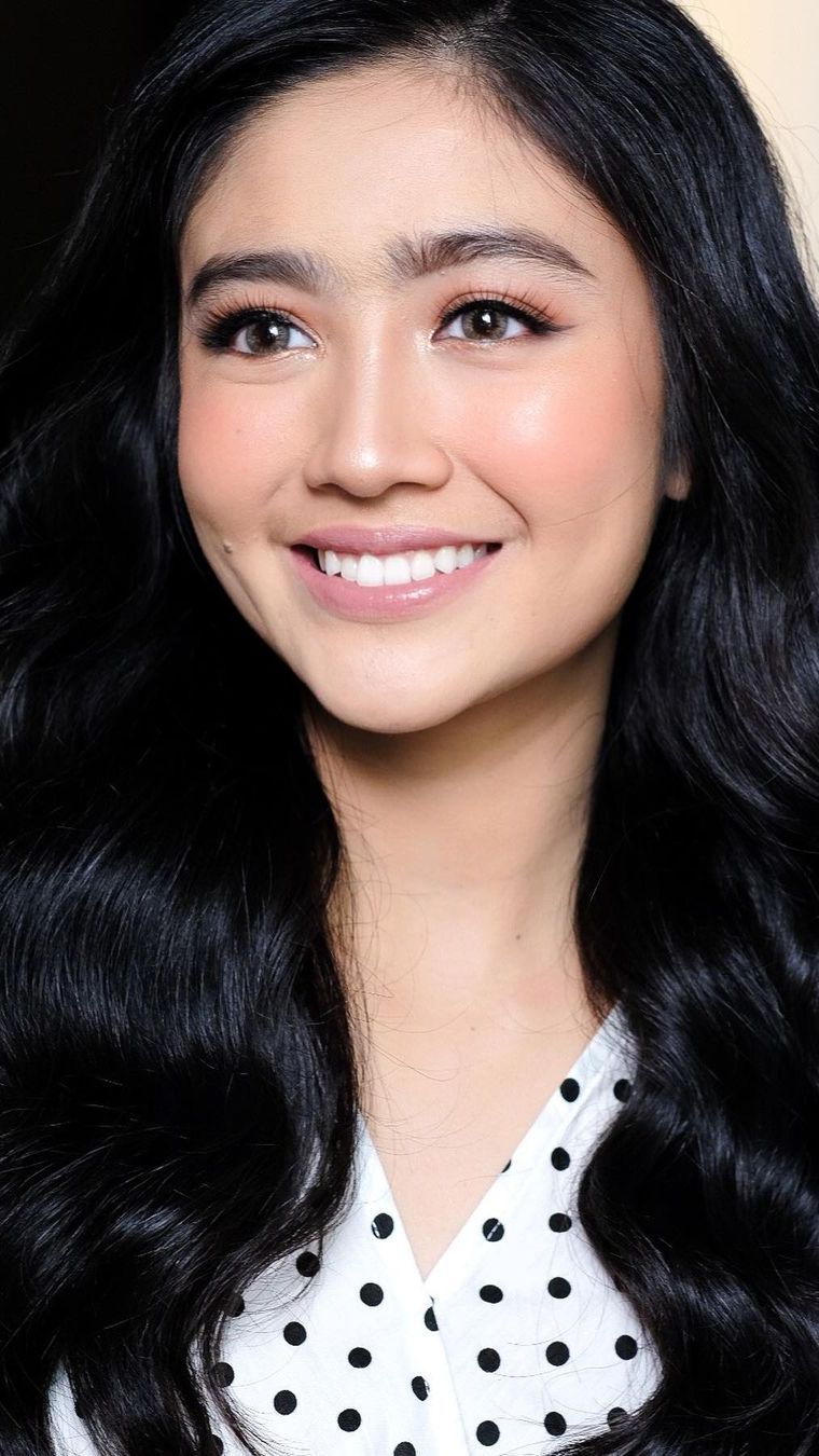 Tampil Segar dengan Lipstik Nude Pink