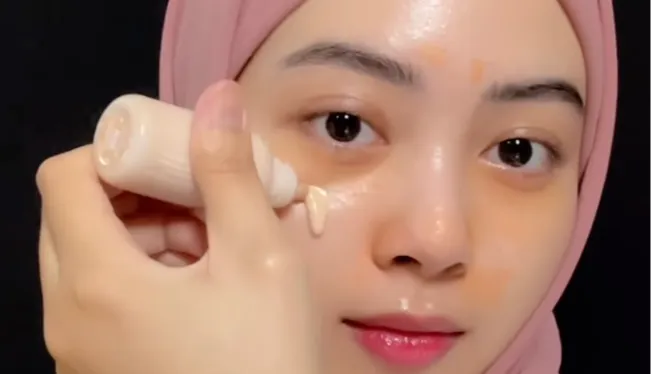 1. Memakai Skin Tint