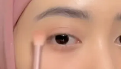 5. Memakai Matte Eyeshadow