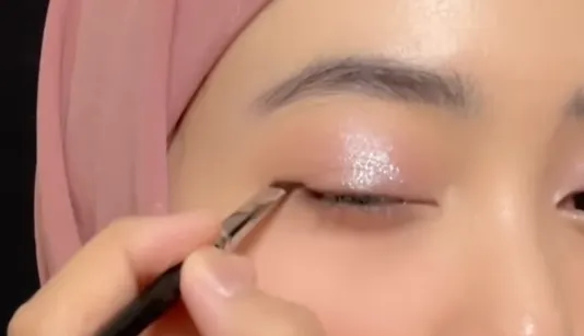 7. Membuat Wing Eyeliner