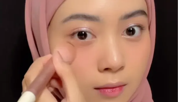 10. Memakai Powder Blush