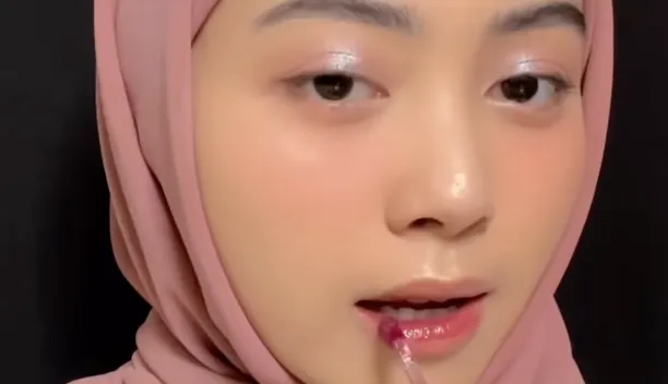 12. Membuat Ombre Lips
