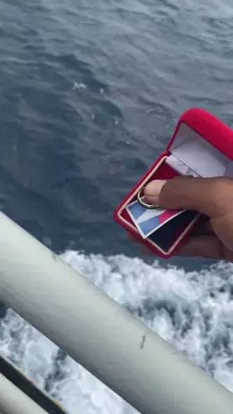 Momen Pilu Pria Buang Cincin dan Foto Mantan Kekasihnya ke Laut, Harga Emas Tak Sebanding Lukanya
