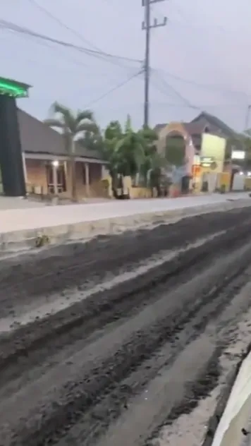 Baru 2 Jam di Cor, Jalanan di Jombang Hancur Total Dilewati Warga Padahal Masih Basah