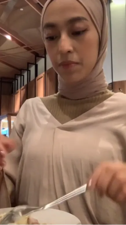 Momen Tamu Restoran Takut Ditegur Selfie Makanan, Saat Didatangi Pelayan Malah Bikin Salting