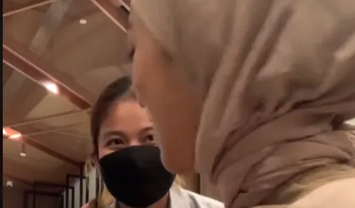 Dihampiri Pelayan