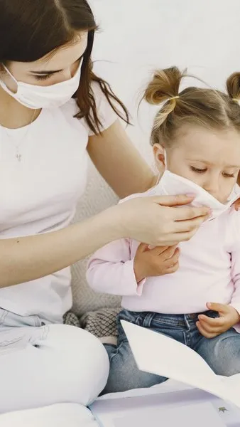 Jangan ragu untuk berkonsultasi dengan dokter spesialis anak jika si kecil menunjukkan gejala bronkopneumonia. Semakin cepat ditangani, semakin kecil risiko terjadinya komplikasi.