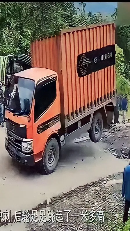 Video Jalan Tanjakan Ekstrem di Sumut Viral Sampai ke China, Mobil Sampai Melayang