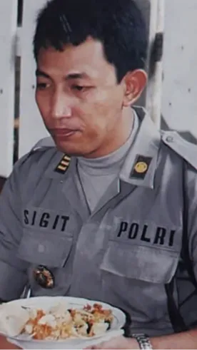 Seperti potret lawas Listyo Sigit satu ini. Listyo terlihat masih memiliki pangkat 3 balok emas di pundaknya. <br>