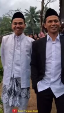 Gokil Kalau Sultan Kampung Menikah, Perabotan Rumah Tangga Lengkap Dibawa dan Mahar 50 Gram Emas