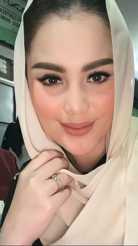 Disebut Cantik Kayak Old Money, Ini Potret Terbaru Jennifer Dunn dengan Alis Naturalnya
